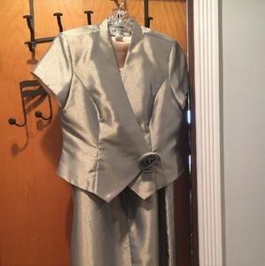 Used 10P J.R Nites by Caliendo 2 Piece Formal Jacket and Skirt